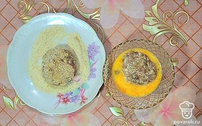 Обмакнуть котлеты сначала во взбитое яйцо, затем обвалять в панировочных сухарях. 