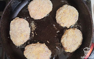 Выложить котлеты на разогретую сковороду с растительным маслом. 