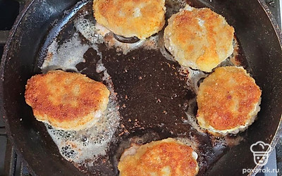 Жарить на среднем огне по 7-10 минут с каждой стороны до золотистой корочки.
