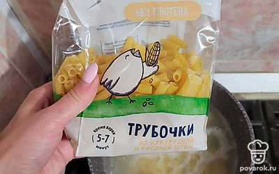 Макаронные изделия отварить в подсоленной воде до готовности. Затем откинуть на дуршлаг и промыть.