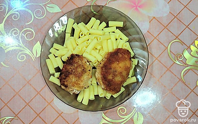 Макароны с котлетами выложить на тарелку. Подавать к столу в теплом виде. 