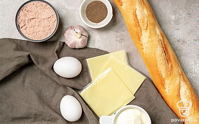 Нарежьте багет на равные ломтики по 1,5 см. Очистите чеснок от шелухи, разрежьте пополам. Яйца сварите вкрутую, остудите их и очистите от скорлупы. Плавленый сырок и яйца натрите на крупной терке. Помойте зелень и обсушите на бумажном полотенце. Отделите листики петрушки и тонкие веточки укропа от толстых стеблей.