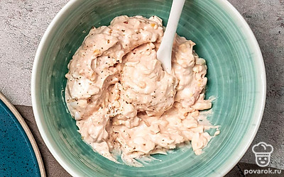 Сделайте начинку. Смешайте печень трески с яйцами, заправьте майонезом и поперчите по вкусу.