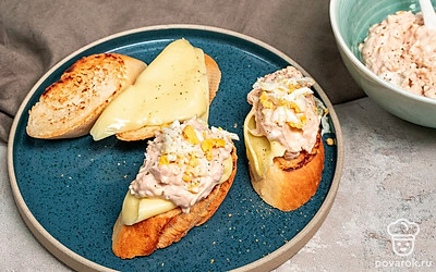 Соберите бутерброд. На остывшие ломтики багета положите ломтики сыра и равномерно выложите приготовленную начинку.