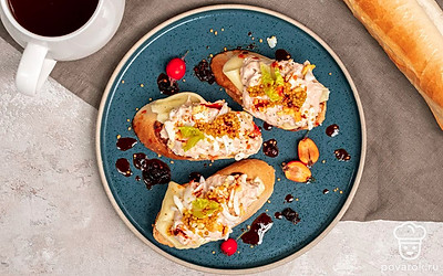 Украсьте багеты с печенью трески листочками петрушки и веточками укропа, подавайте на стол в качестве закуски.