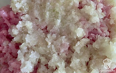 Натрите на мелкой терке лук, добавьте к фаршу из индейки.