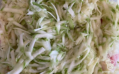 Натрите на средней терке кабачок, добавьте к фаршу.