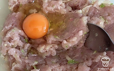 Добавьте соль, яйцо.