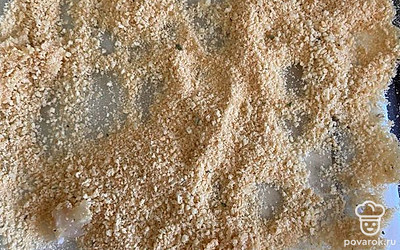 Выложите на тарелку панировочные сухари.