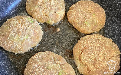 Обваляйте шарики из фарша в панировочных сухарях, сформируйте котлетки. Обжарьте их на разогретой сковороде с маслом, переворачивая.