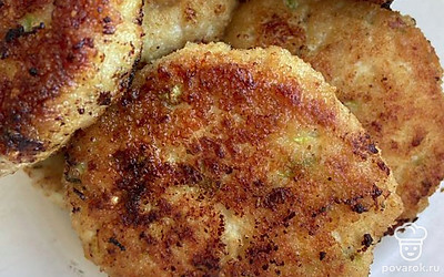 Подавайте котлеты к столу горячими. Отлично сочетаются с овощами, крупами или картофелем.