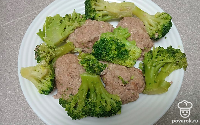 Котлеты на пару из говяжьего фарша с гарниром из брокколи — Рецепт с фото