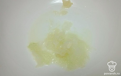 Измельчите репчатый лук и чеснок.