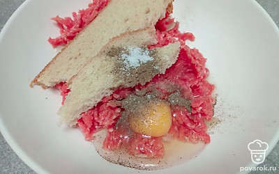 Добавьте соль и перец.