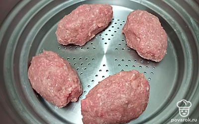 Сформируйте котлеты и выложите в чашу пароварки.