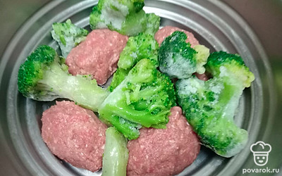 Добавьте замороженную брокколи.