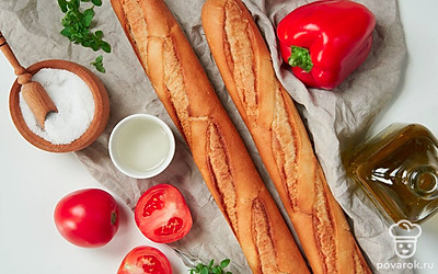 Подготовьте продукты для брускетты с помидорами и сладким перцем. Овощи помойте. У помидоров снимите кожицу, у перцев удалите семена и прожилки. Нарежьте овощи на мелкие кубики. Батон нарежьте ломтиками. Чтобы было легче снять с помидоров кожицу, опустите их на 30 секунд в горячую воду.