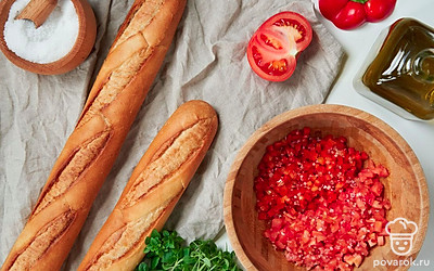 Замаринуйте овощи. В отдельной миске смешайте перец, помидоры, оливковое масло (2 ст. л.), уксус, соль. Оставьте на 7-10 минут.