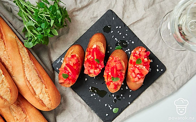 Перед подачей украсьте каждую брускетту с помидорами и сладким перцем листиком базилика.