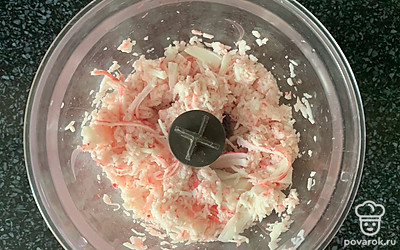 Крабовые палочки пробейте блендером или пропустите через мясорубку.