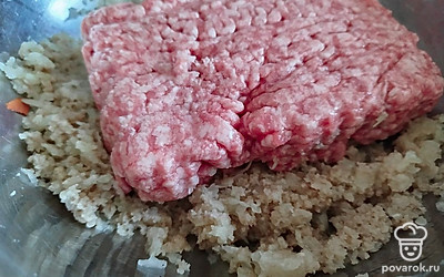 Размочите хлеб, натрите на крупной терке лук, добавьте фарш.