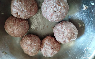 Разделите на порции, сформируйте кружочки и оставьте на 10 минут.