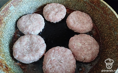 Сформируйте котлеты и отправьте обжариваться.