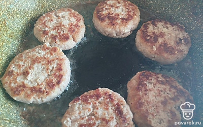 Переверните котлеты, накройте сковороду крышкой, убавьте огонь. Томите 15 минут.