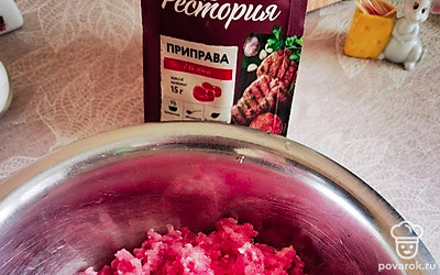 Всыпьте приправу для мяса.