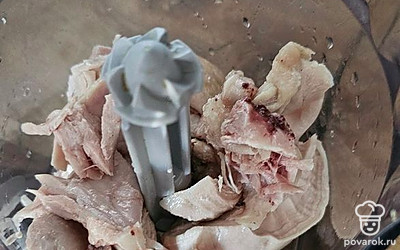 Куриную грудку отварите. Блендером пробейте курицу. Посолите, добавьте яйцо.