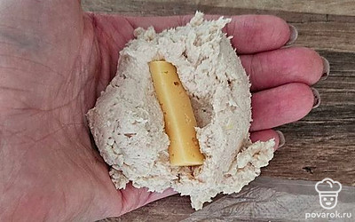 Сформируйте котлету, в середину поместите сыр.