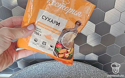 Обваляйте в панировочных сухарях.