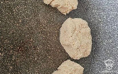 Жарьте на растительном масле с двух сторон по 5 минут.