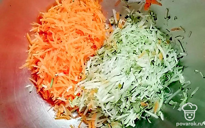 Натрите на мелкой терке морковь и половину цукини.