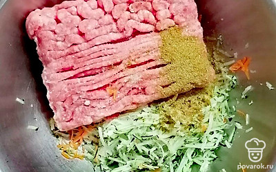 Добавьте фарш, соль и хмели-сунели.