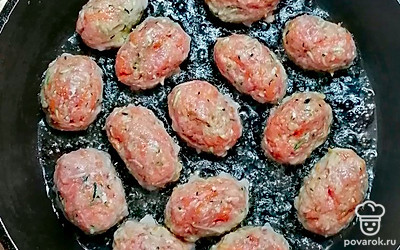 Сформируйте небольшие котлетки и обжарьте на растительном масле до легкого коричневого цвета. Переверните поджаренные котлеты, накройте крышкой и дать обжариться другой стороне.
