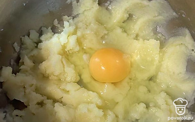 Картофельное пюре соединяем с яйцом.