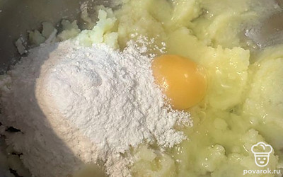 Всыпаем муку.