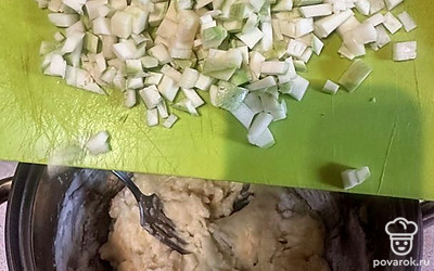 Кабачок нарезаем мелкими кубиками и соединяем с ингредиентами.