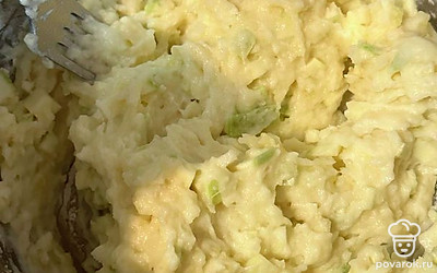 Добавляем соль по вкусу и хорошо перемешиваем.