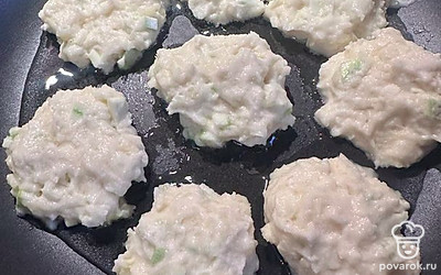 В сковороду наливаем растительное масло и выкладываем сформированные котлеты.