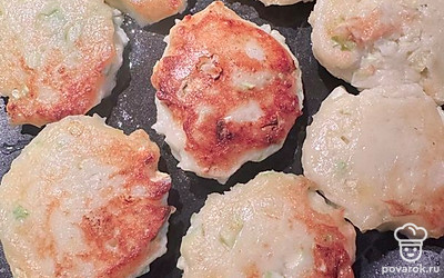 Обжариваем по 7 минут с каждой стороны на среднем огне под крышкой до готовности.