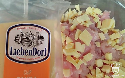 Куриное филе промойте, просушите. Нарежьте мелкими кусочками. Твердый сыр нашинкуйте кубиками, добавьте к филе.