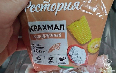 Вбейте в фарш яйца и положите мелко нашинкованный репчатый лук. Перемешайте, всыпьте кукурузный крахмал.