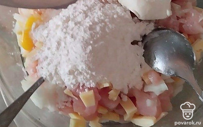 Также понадобится сметана, ее тоже добавьте в фарш. Фарш на биточки хорошо вымесите. Посолите его, поперчите. А итальянские травы и универсальную приправу добавьте для усиления вкуса и аромата блюда.