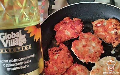 На разогретой сковороде с добавлением небольшого количества растительного масла обжарьте куриные биточки с двух сторон до золотистого цвета и полной готовности.