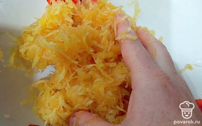 Кабачок очистите от кожуры и семян. Помойте и натрите на крупной терке. Посолите. Через 5 минут отожмите руками лишнюю влагу и слейте ее.