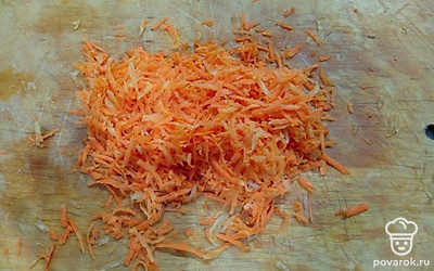 Морковь очистите и натрите на терке. Переложите к тертому кабачку.