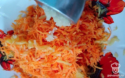 Чеснок очистите и пропустите через пресс. Добавьте к овощам. Все хорошо перемешайте.