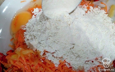 Разбейте в овощную смесь яйцо. Добавьте 3 столовых ложки муки и еще раз все хорошо перемешайте.